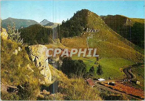 Cartes postales moderne Les Monts du Cantal Le Col Neronne (1242 m) Au Loin Le Puy Mary (1787 m)
