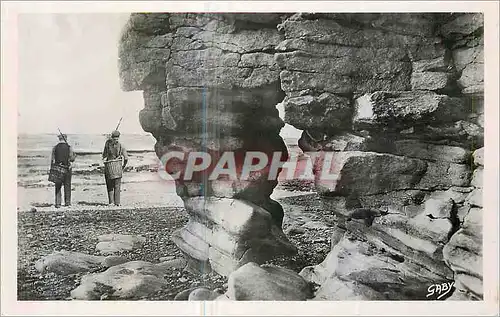 Cartes postales moderne Luc sur Mer (Calvados) La Roche Percee Peche