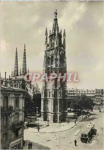 Cartes postales moderne Bordeaux (Gironde) la Tour Pey Berland et la Cathedrale St Andre Tramway