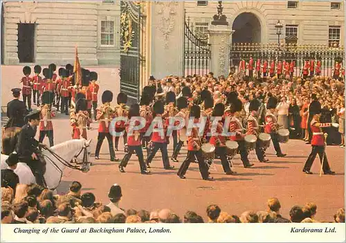 Cartes postales moderne Changing of the Guard at Buckingham Palace London Militaria
