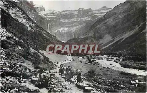 Cartes postales moderne Gavarnie le chemain du cirque au plateau de la parade