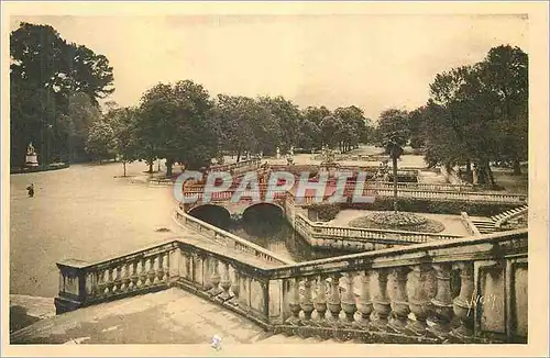 Cartes postales Monument de la douce france Jardin de la fontaine Nimes Vue d'ensemble des bains romains