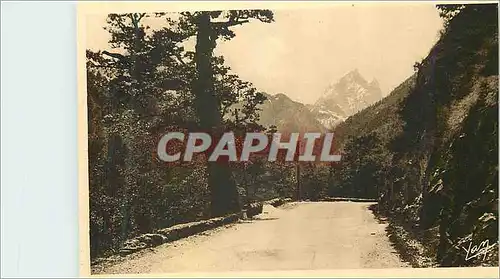 Cartes postales Les Pyrenees Vallee de Gabas A un tournant de la route au Chene de l'Ours on decouvre le Pic du