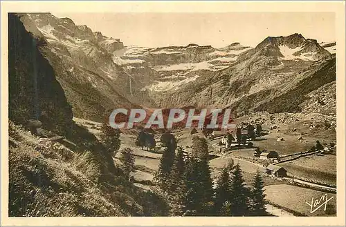 Cartes postales Les Pyrenees Le Cirque de Gavarnie Vue prise au dela du Village Au fond du Cirque la Grande Casc