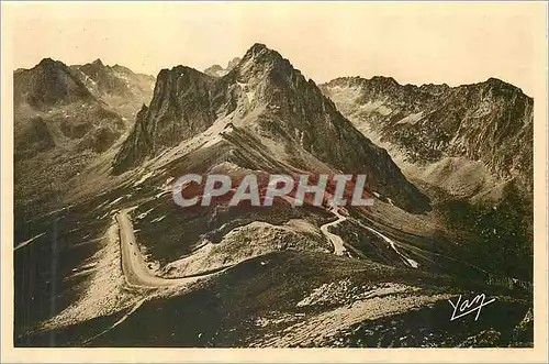 Cartes postales Les Pyrenees Col du Tourmalet et le Pic de L'Espade La route thermale descend