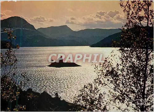 Cartes postales moderne Les Hautes Alpes Lac de Serre Poncon Contre jour sur la petite Chapelle