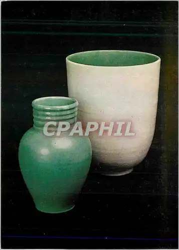 Cartes postales moderne Two vases earthenware made by CH Brannan LTD Victoria and Albert Museum Barnstaple Devon