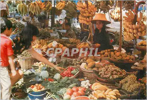 Cartes postales moderne An inviting array of luscient tropical fruits and vegetables shoppers at the week end market