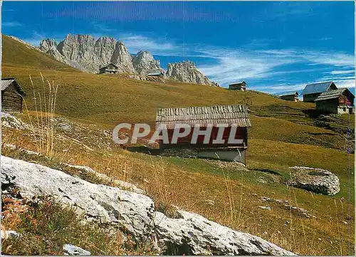 Cartes postales moderne Hautes Alpes Queyras Les chalets de Furfande au loin les cretes de Crogeras