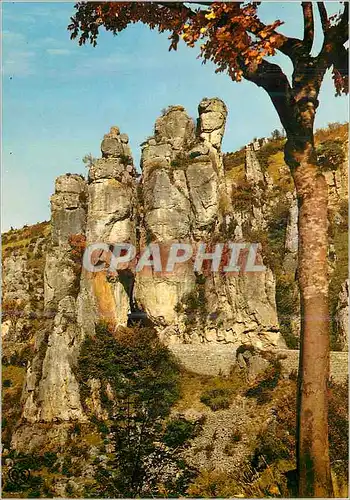 Cartes postales moderne En Parcourant les Gorges du Tarn La Masse imposante du Rocher des Bouilleres Traverse par la Rou