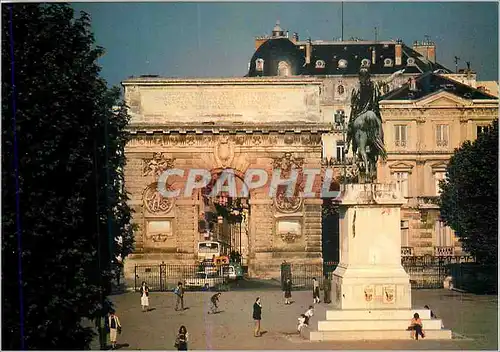 Cartes postales moderne Montpellier (Herault) La promenade du Peyrou la statue equestre de Louis XIV et la porte du Peyr