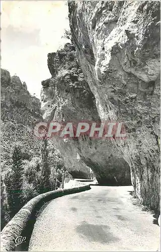 Cartes postales moderne Gorges du Tarn Les Rochers Surplombant la Route