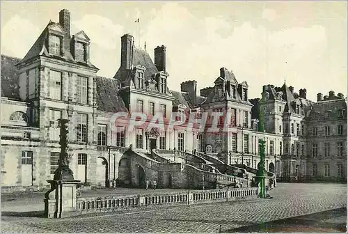 Cartes postales moderne Palais de Fontainebleau L'Escalier du Fer a Cheval et les Tros Pavillons