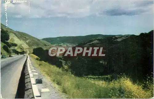 Cartes postales moderne US Highway twists up the wooded slopes of the Santa Lucia Mountains to Cuesta Pass