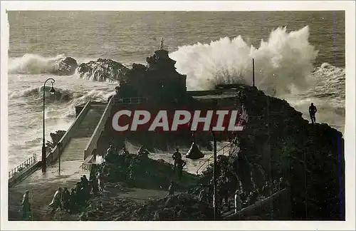 Cartes postales moderne Biarritz Le Rocher de la Vierge par grosse mer