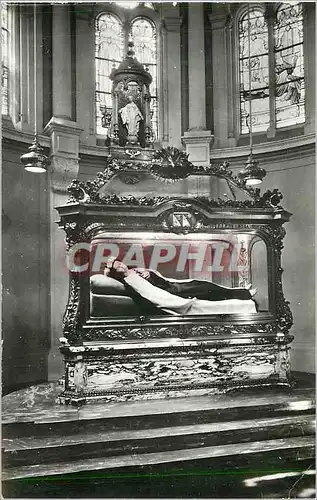 Cartes postales moderne Chasse de Sainte Therese de l Enfant Jesus au Carmel de Lisieux Au fond dans un edicule de marbr