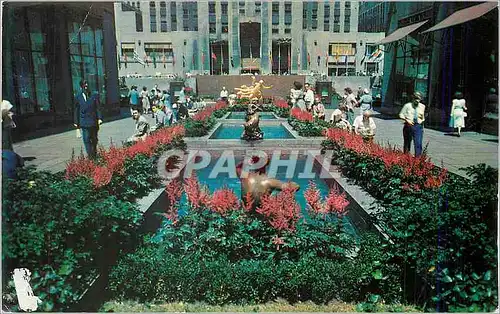 Cartes postales moderne New York City Garden Plaza of Rockefeller Center Looking from fifth Avenue towards RCA Building