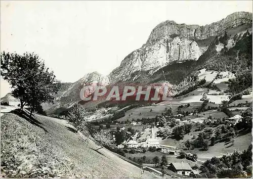Cartes postales moderne Le Petit Bornand (Hte Savoie) 750 m d'alt L'Eglise et les Rochers de Leschaux (1940 m)