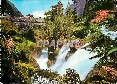 Cartes postales moderne Environs de Cauterets Les Pyrenees Le Pont d'Espagne Le Gouffre et la Cascade