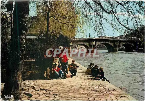 Cartes postales moderne Paris Groupe de Beatniks pres du Pont Neuf