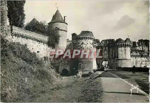 Cartes postales moderne Fougeres (Ille et Vilaine) Le Chateau Porte Notre Dame (XIIe et XVe S)