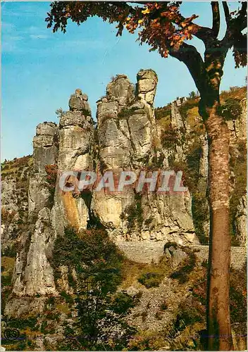 Cartes postales moderne En Parcourant les Gorges de La Jonte La masse imposante du rocher des Bouilleres traverse par la