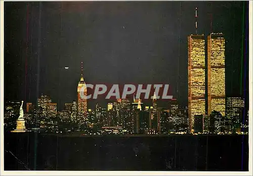 Cartes postales moderne The Extraordinary view of New York Bay shows th Statue of Liberty on the left with th lighted sp