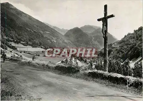 Cartes postales moderne Vallee d'Aspe (Basses Pyrenees) Urdos village frontiere au fond le Somport Christ