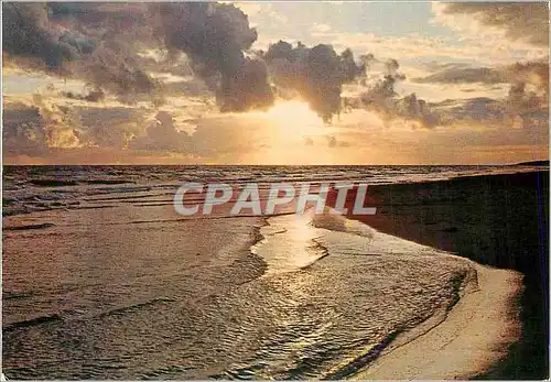Cartes postales moderne Quoi de plus agreable que de rever le soir Etendu sur le sable