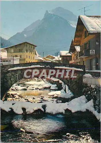 Cartes postales moderne Morzine (Hte Savoie) Le vieux pont sur la Dranse au fond la pointe de Nyon