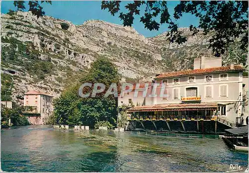 Cartes postales Fontaine de Vaucluse (Vaucluse) La Sorgue et l'Hotel du Chateau Dans la montagne a gauche les ca