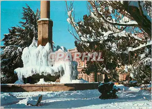 Moderne Karte Cuneo Sotto la Neve Fontaine lumineuse et Gare