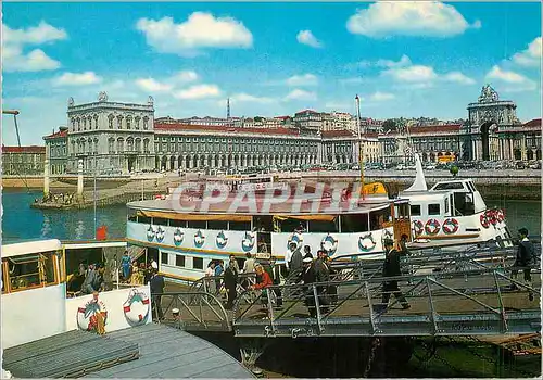 Cartes postales moderne Lisboa (Portugal) Quai des Colonnes et Place du Commerce Bateau