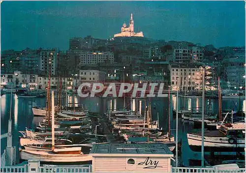 Moderne Karte Marseille le vieux port effet de nuit sur les barques et notre dame de la garde Bateaux