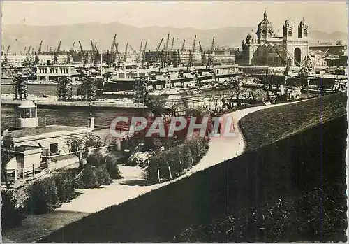 Cartes postales moderne Marseille le bassin de la joliette et la cathedrale Bateaux