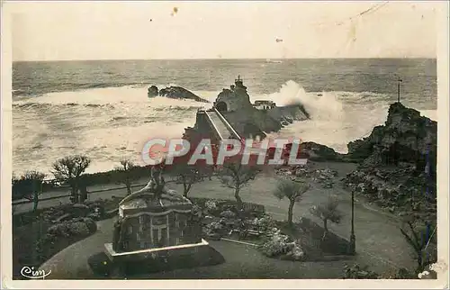 Cartes postales moderne Biarritz le rocher de la vierge et le monument aux morts