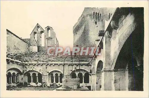 Cartes postales Montmajour cour du cloitre clocher xiv siecle et tour xiii siecle