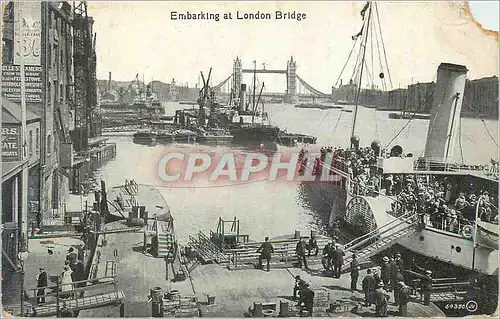 Ansichtskarte AK Embarking at london bridge Bateau