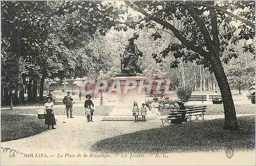 Cartes postales Moulins La Place de la Republique Les Jardins
