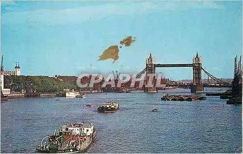 Cartes postales moderne The Pool of London Looking from London Bridge towards Tower Bridge