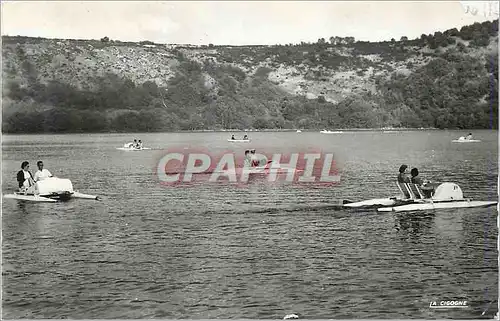 Cartes postales moderne Gour de Tazenat Puy de Dome Sup ha Prof Ancien cratere Barques et pedalos