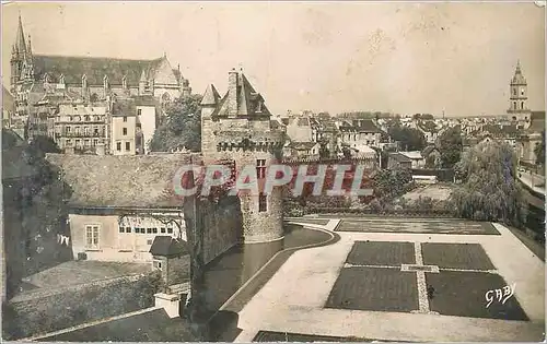 Cartes postales moderne Vannes (Morbihan) Tour du Connetable de Richemont a l'Arriere plan