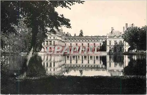 Cartes postales moderne Palais de Fontainebleau Le Chateau vu de l'Etang des Carpes