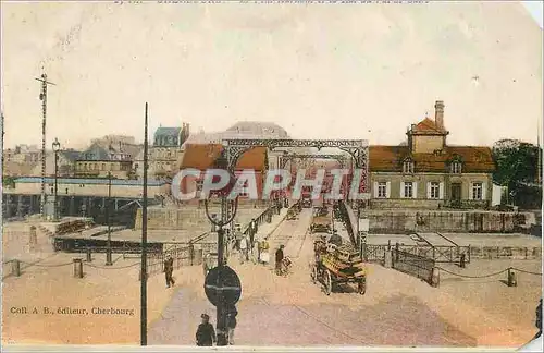 Ansichtskarte AK Cherboug Le pont tournant et la rue du Val de Saire