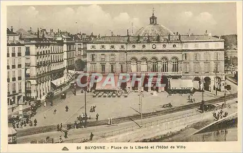 Ansichtskarte AK Bayonne Place de la Liberte et l'Hotel de Ville