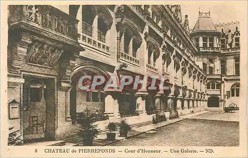 Ansichtskarte AK Pierrefonds Le Chateau Cour d'Honneur Une Galerie