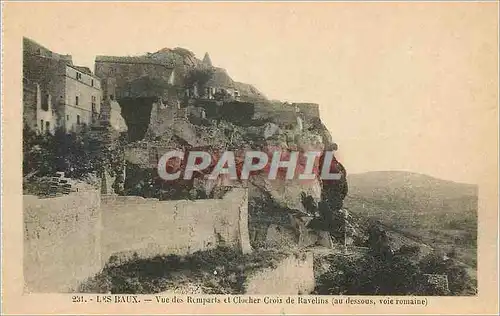 Ansichtskarte AK Les Baux Vue des Remparts et Clocher Crois de Ravelins (au dessous voie romaine)