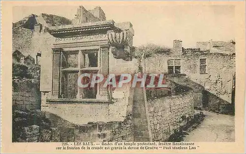 Cartes postales Les Baux Restes d'un temple protestant fentre Renaissance sur le frouton de la croisee est grave