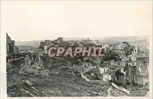 Cartes postales Les Baux A gauche Tour Sarrazine (XIe S) au dessous a droite ruines de la belle demeure des De Q