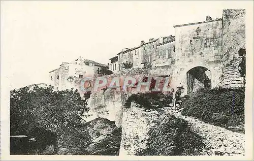 Ansichtskarte AK Les Baux Les Remparts La porte d'Eyguieres du corps de garde